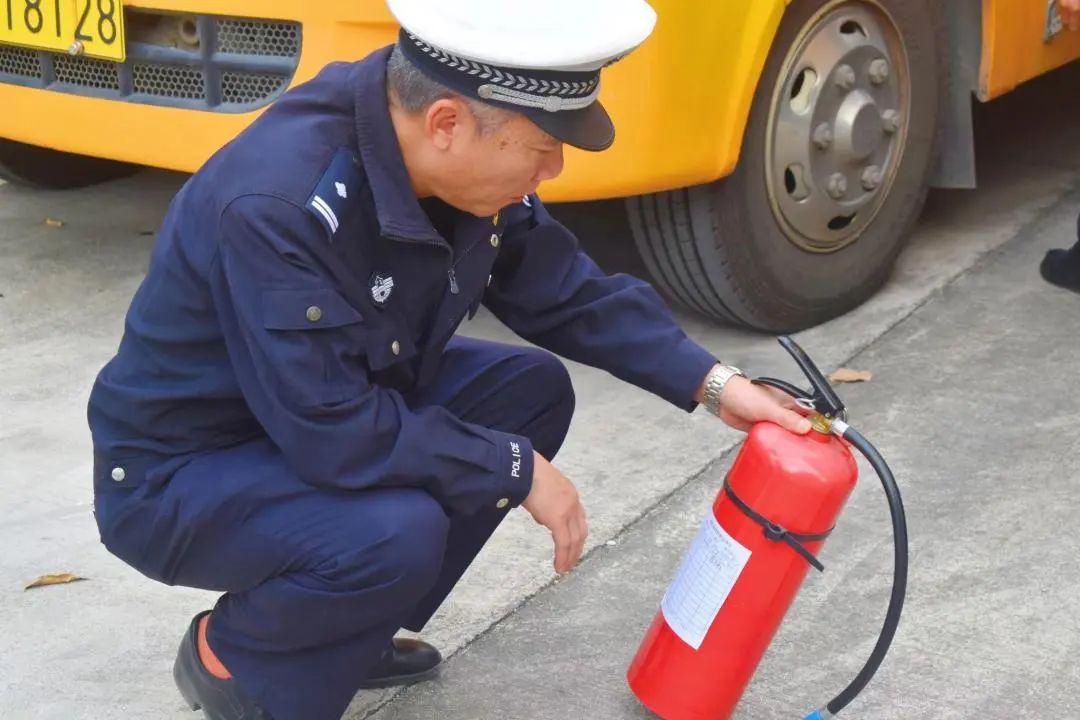 校車安全檢查,筑牢校園交通安全防線 圖片