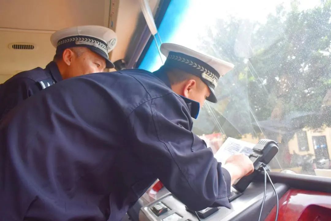 校車安全檢查,筑牢校園交通安全防線 圖片