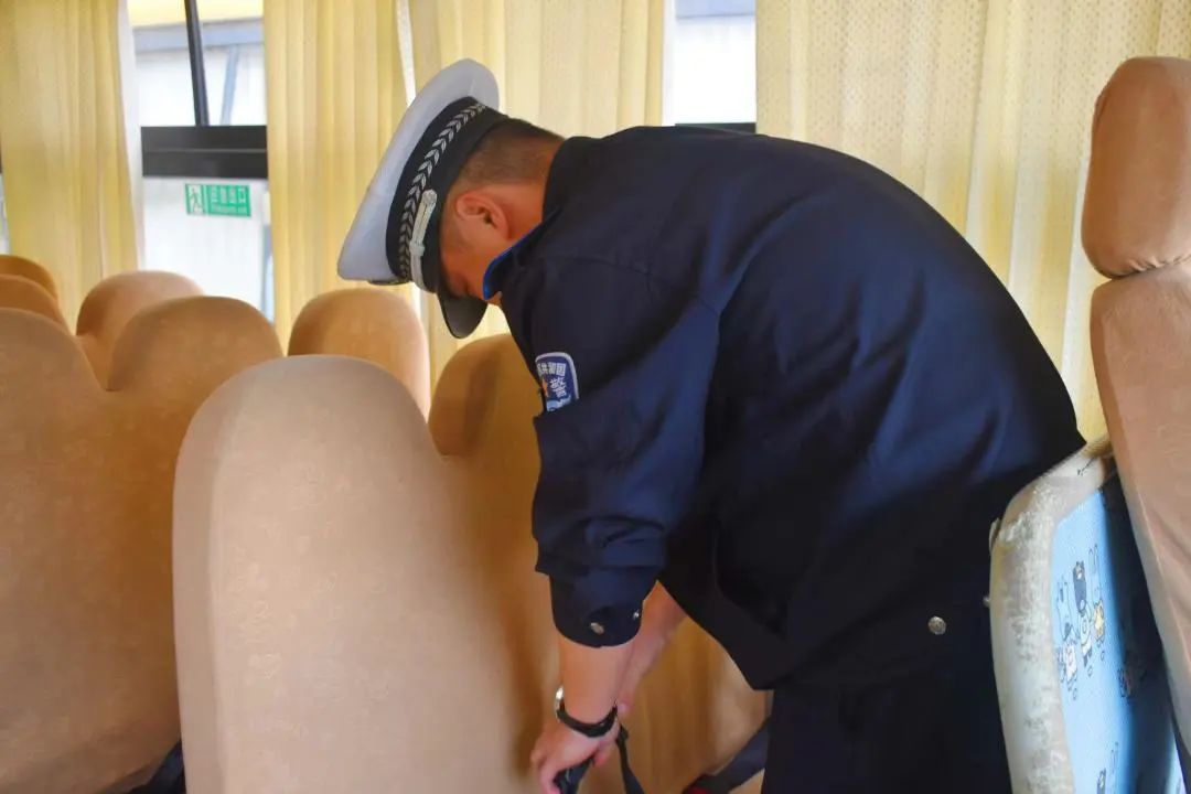 校車安全檢查,筑牢校園交通安全防線 圖片