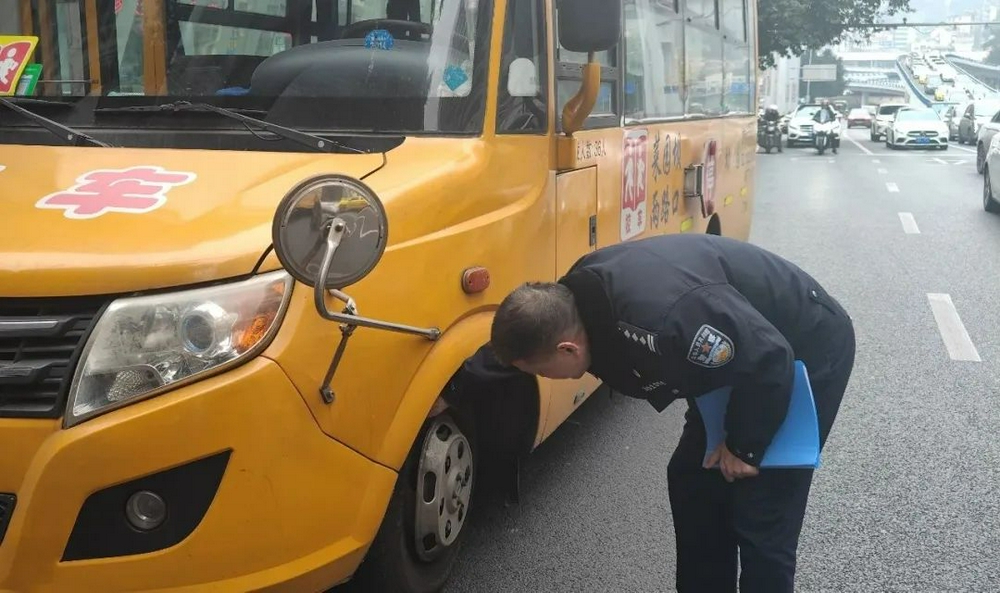校車安全不容忽視 筑牢校園交通安全“防護墻” 校車安全不容忽視 筑牢校園交通安全“防護墻”