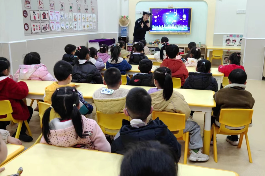 安全課堂+校車檢查 渝中公安“守未”護航平安假期 安全課堂+校車檢查 渝中公安“守未”護航平安假期