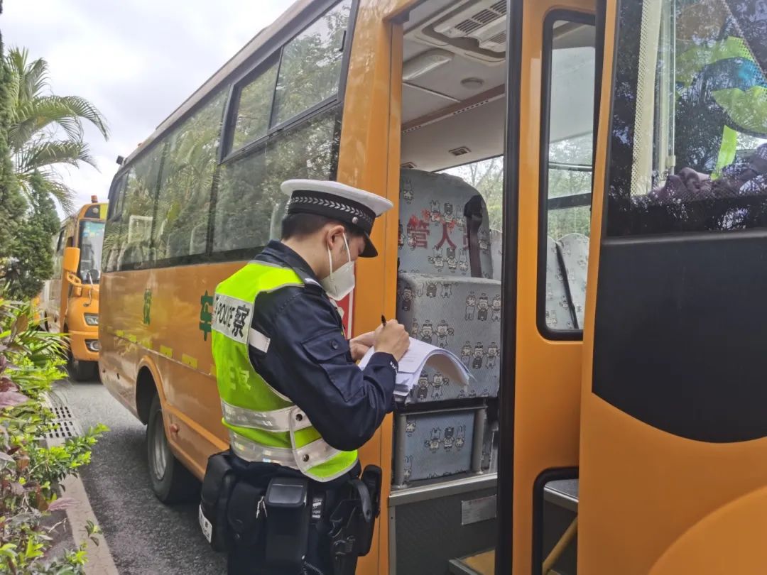 校車“開工”準備中! 圖片