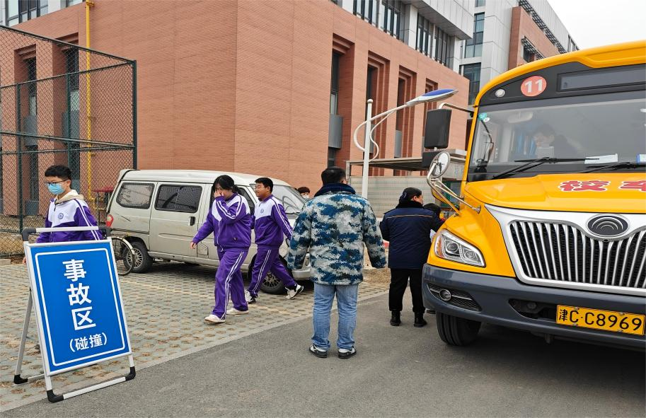 安全乘校車 平安伴我行 ----南開敬業中北中學開展校車應急疏散演練