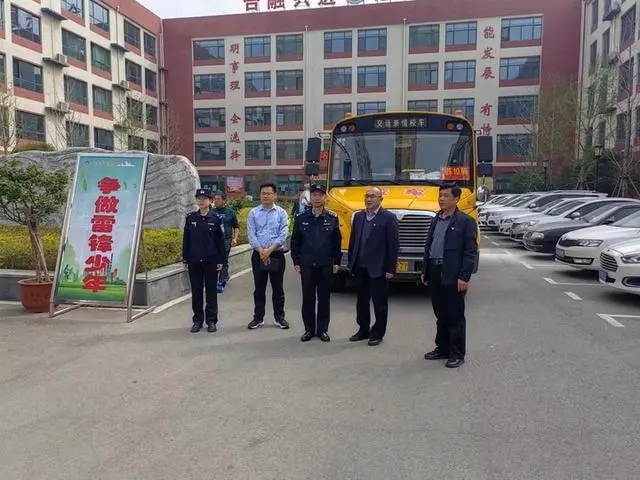 滕州市公安局到學校開展校車火情消防演練安全培訓與應急疏散演練活動/ 滕州市公安局到學校開展校車火情消防演練安全培訓與應急疏散演練活動