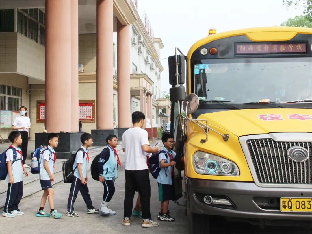 安全通行 平安校園——陽西德恒實驗學校開展校車安全應急演練 圖片