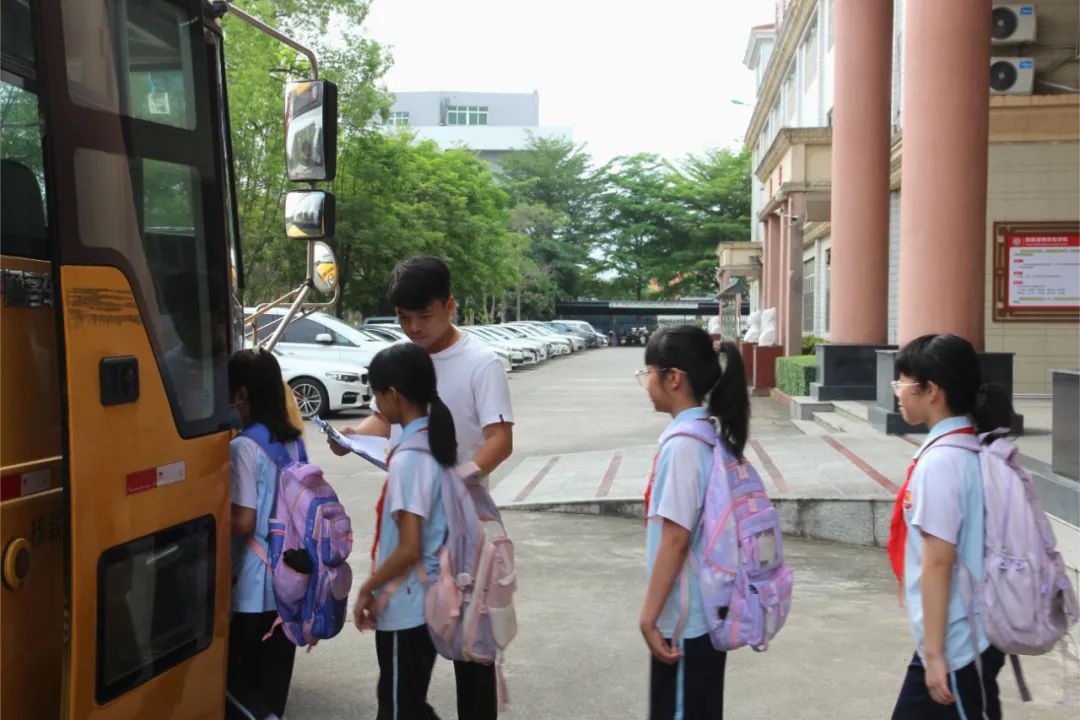 安全通行 平安校園——陽西德恒實驗學校開展校車安全應急演練 圖片