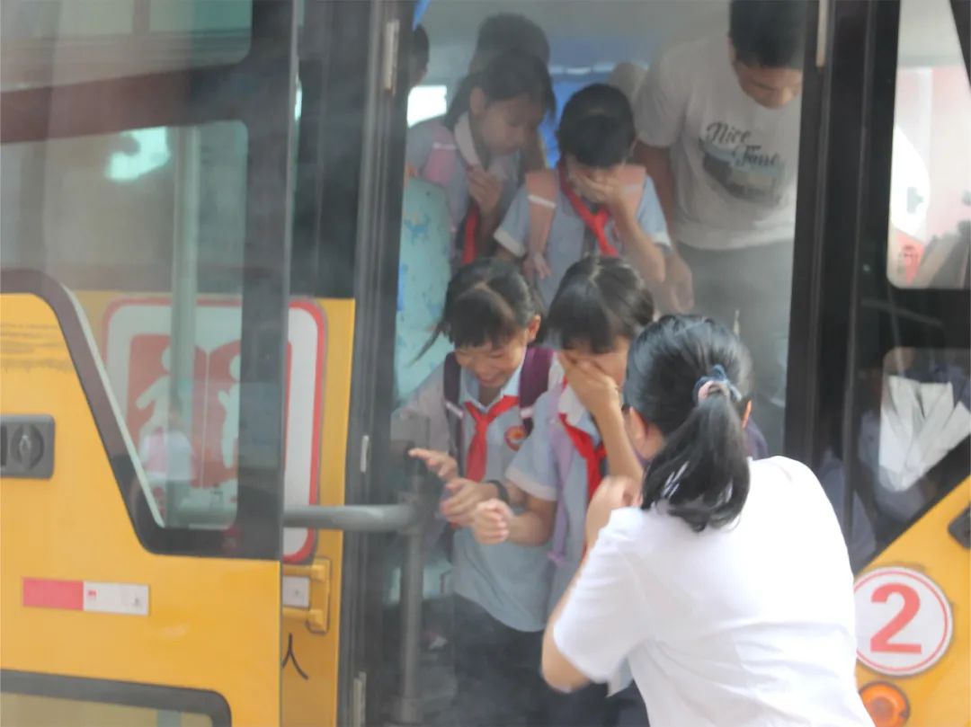 安全通行 平安校園——陽西德恒實驗學校開展校車安全應急演練 圖片