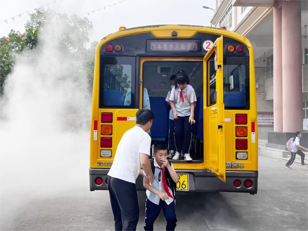 安全通行 平安校園——陽西德恒實驗學校開展校車安全應急演練 圖片