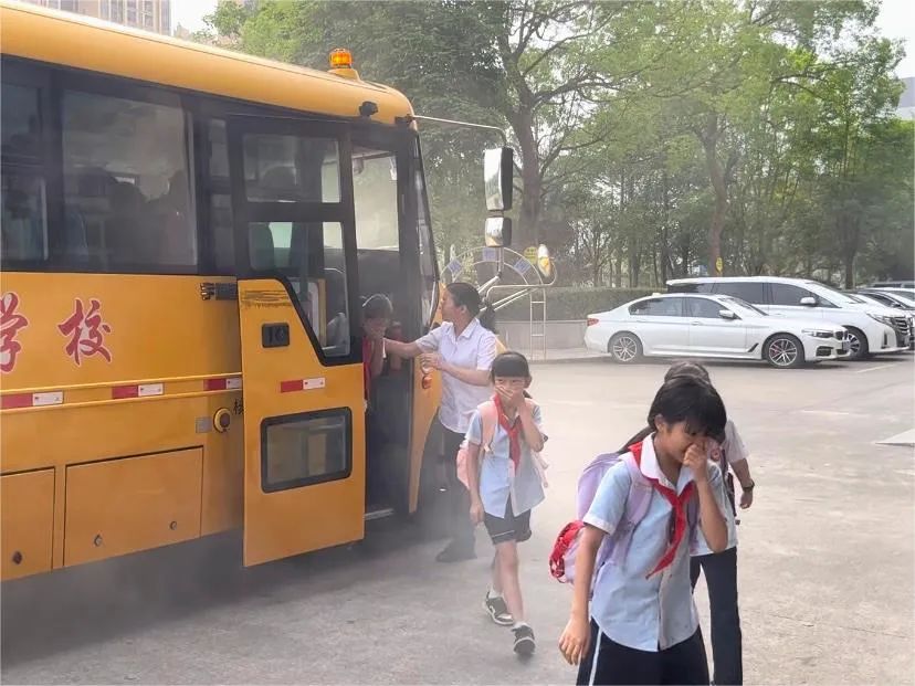 安全通行 平安校園——陽西德恒實驗學校開展校車安全應急演練 安全通行 平安校園——陽西德恒實驗學校開展校車安全應急演練