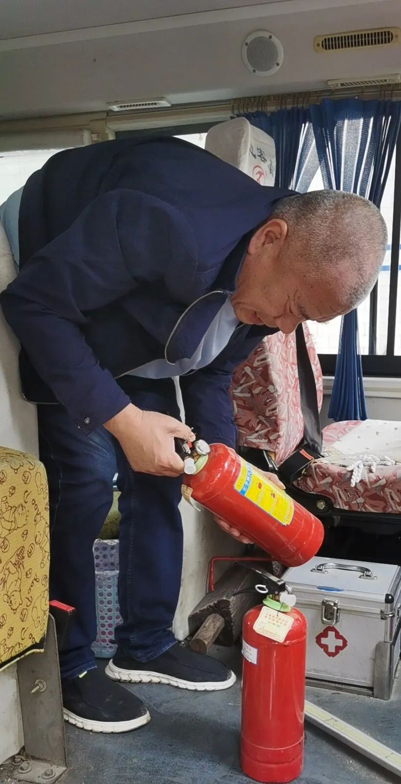 安全乘車,平安“童”行--祁陽市伯爵幼兒園校車安全應急演練 安全乘車,平安“童”行--祁陽市伯爵幼兒園校車安全應急演練