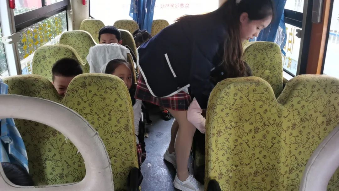 安全乘車,平安“童”行--祁陽市伯爵幼兒園校車安全應急演練 安全乘車,平安“童”行--祁陽市伯爵幼兒園校車安全應急演練