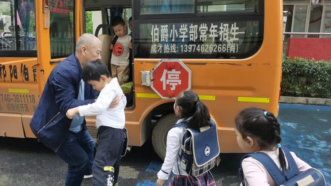 安全乘車,平安“童”行--祁陽市伯爵幼兒園校車安全應急演練 安全乘車,平安“童”行--祁陽市伯爵幼兒園校車安全應急演練