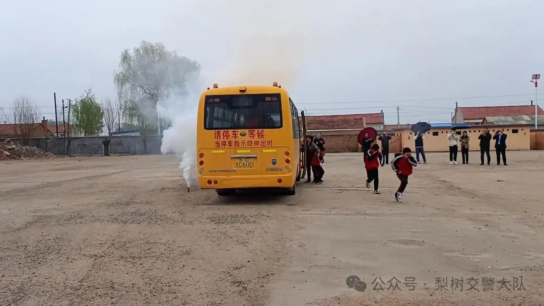 梨樹縣教育局 交警大隊聯合開展校車應急疏散演練 圖片