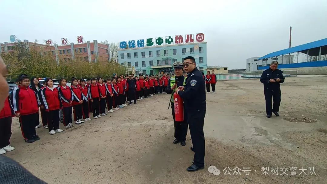 梨樹縣教育局 交警大隊聯合開展校車應急疏散演練 梨樹縣教育局 交警大隊聯合開展校車應急疏散演練