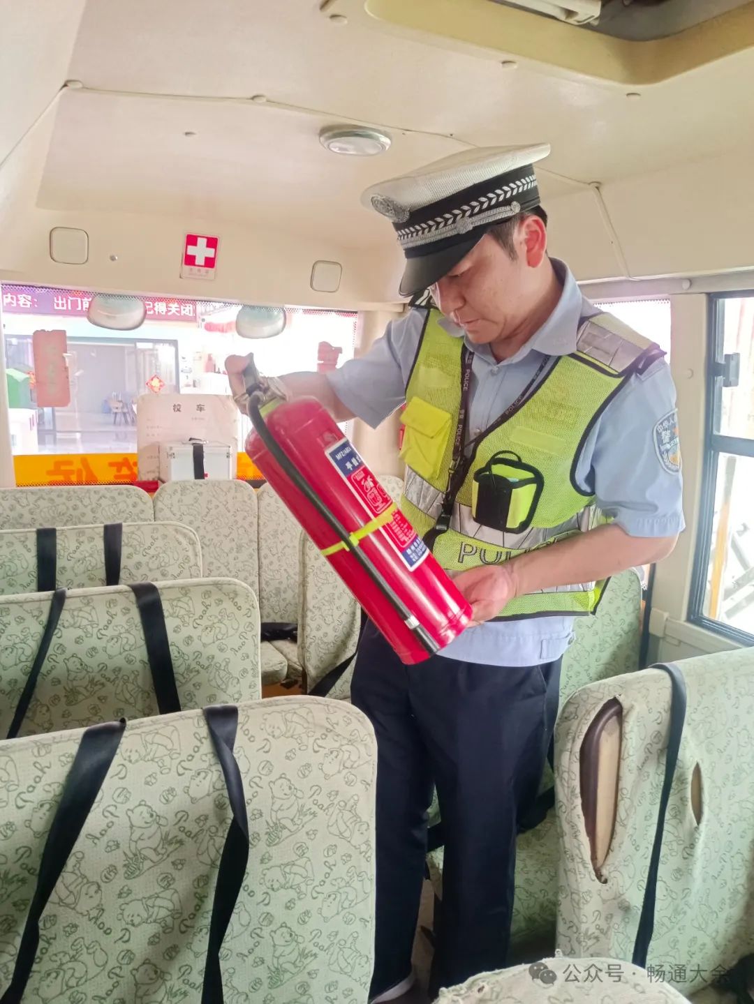 安全“童”行,大余公安交警開(kāi)展校車(chē)安全常態(tài)化檢查 圖片