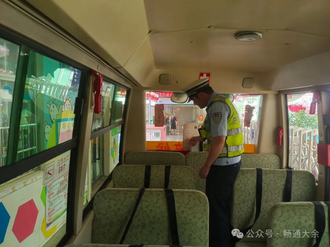 安全“童”行,大余公安交警開(kāi)展校車(chē)安全常態(tài)化檢查 圖片