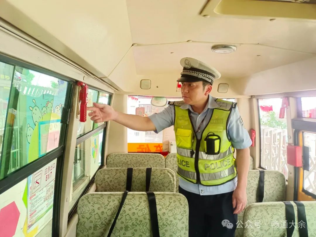 安全“童”行,大余公安交警開(kāi)展校車(chē)安全常態(tài)化檢查 圖片