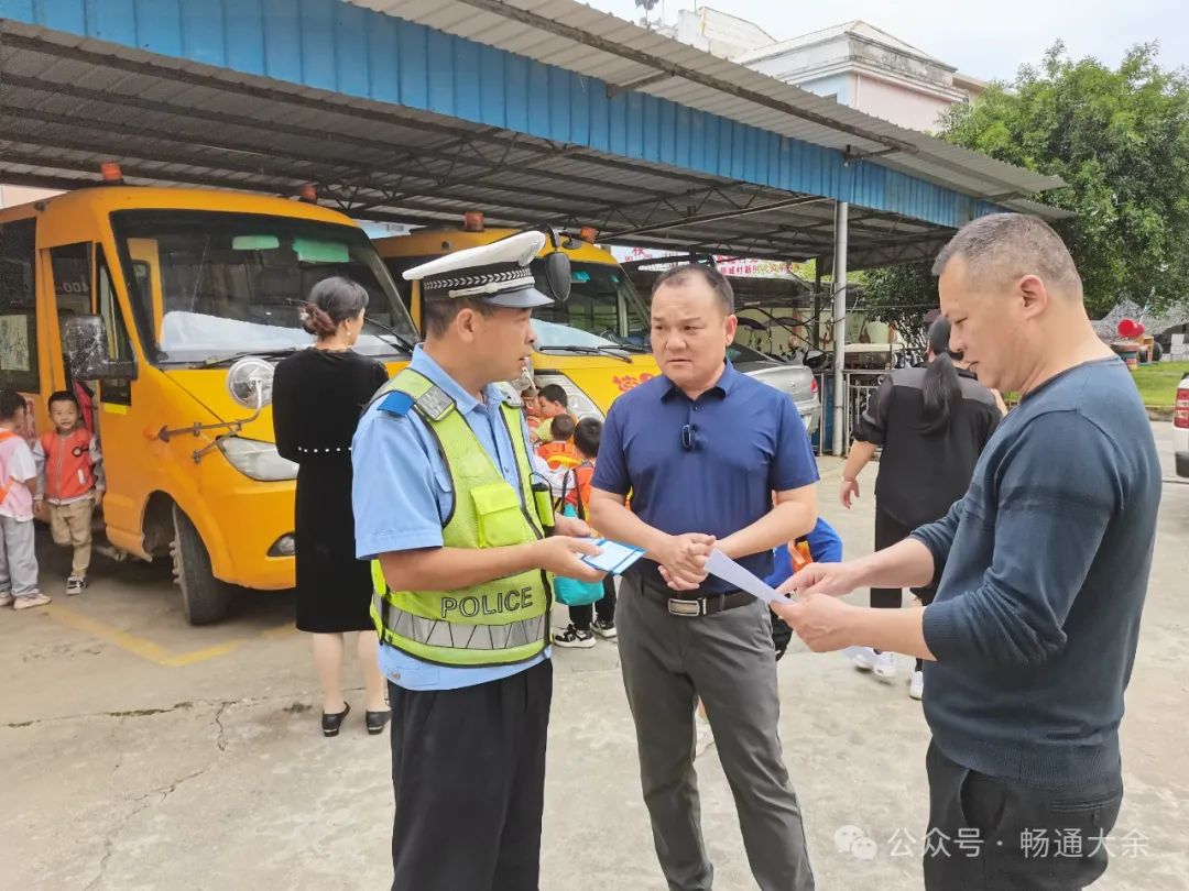 安全“童”行,大余公安交警開(kāi)展校車(chē)安全常態(tài)化檢查 圖片