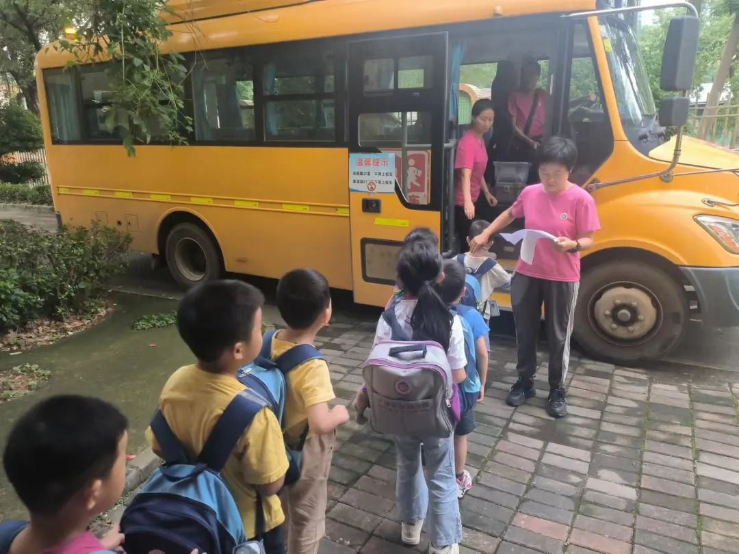 安全乘車,平安“童”行——2023學年下學期校車安全應急演練 安全乘車,平安“童”行——2023學年下學期校車安全應急演練
