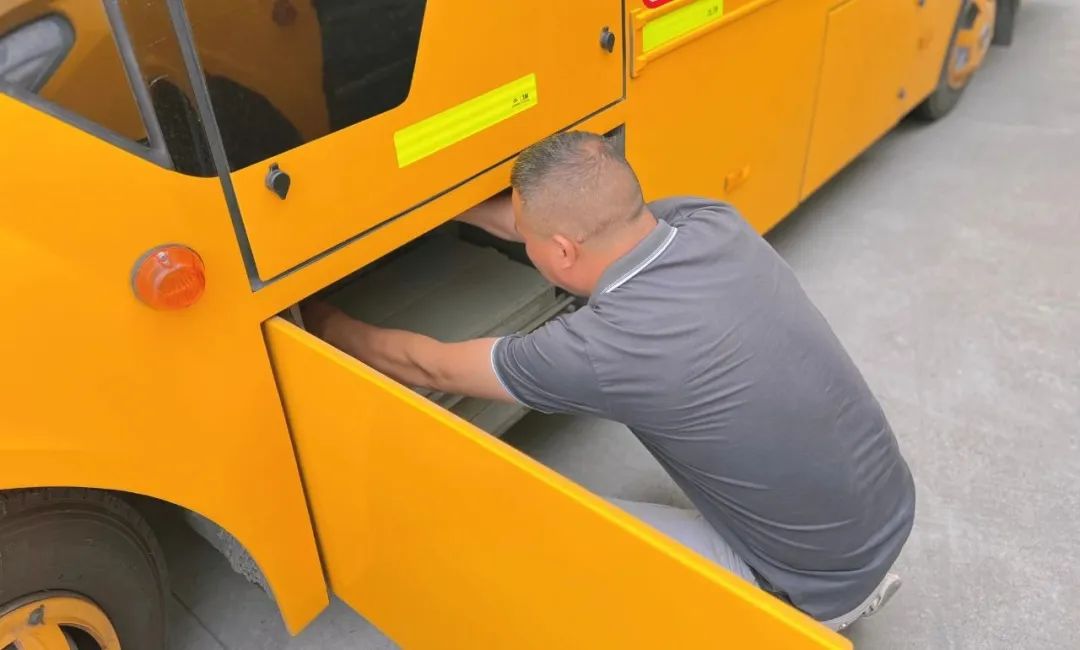 嚴把校車“安全關”，守護平安上學路|安康高新第二幼兒園校車安全排查