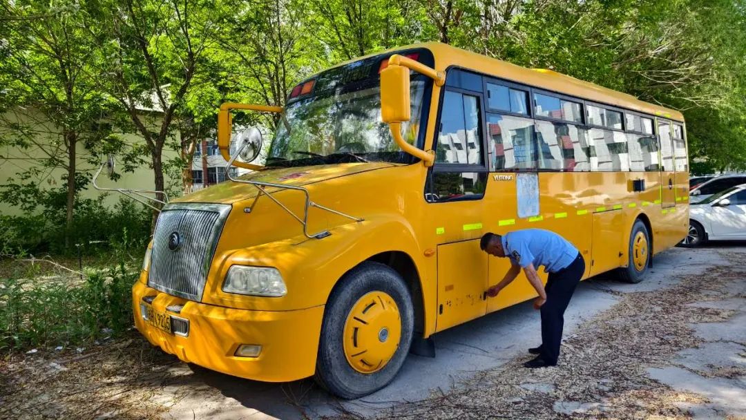 福海縣公安局交警大隊車管所開展校車安全大檢查/ 福海縣公安局交警大隊車管所開展校車安全大檢查