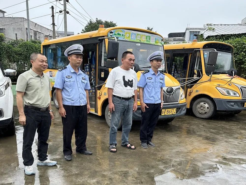 赤崗鎮(zhèn)教育組聯(lián)合洪陽交警中隊開展校車專項安全檢查/ 赤崗鎮(zhèn)教育組聯(lián)合洪陽交警中隊開展校車專項安全檢查