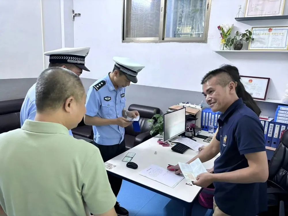 赤崗鎮(zhèn)教育組聯(lián)合洪陽交警中隊開展校車專項安全檢查/ 赤崗鎮(zhèn)教育組聯(lián)合洪陽交警中隊開展校車專項安全檢查