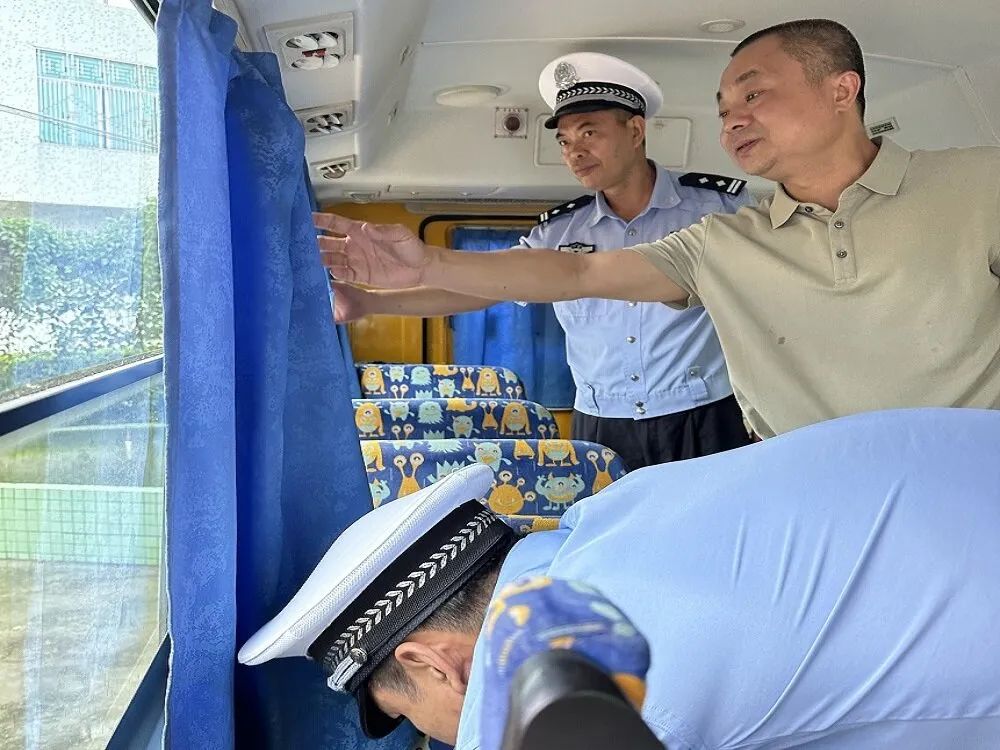 赤崗鎮(zhèn)教育組聯(lián)合洪陽交警中隊開展校車專項安全檢查/ 赤崗鎮(zhèn)教育組聯(lián)合洪陽交警中隊開展校車專項安全檢查
