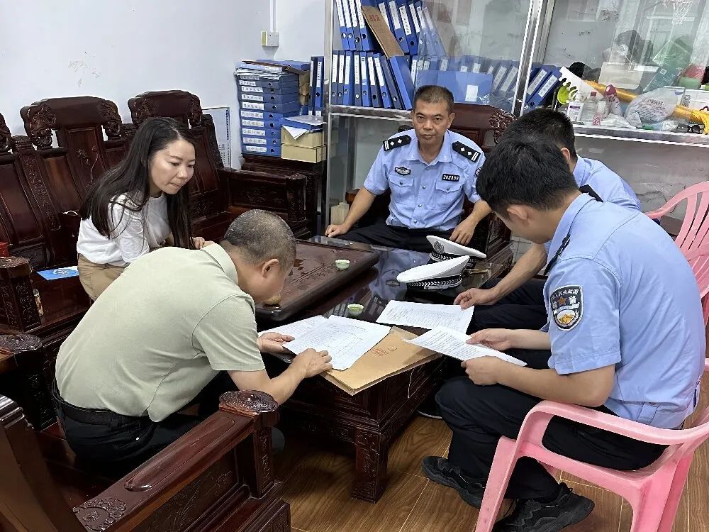 赤崗鎮(zhèn)教育組聯(lián)合洪陽交警中隊開展校車專項安全檢查/ 赤崗鎮(zhèn)教育組聯(lián)合洪陽交警中隊開展校車專項安全檢查