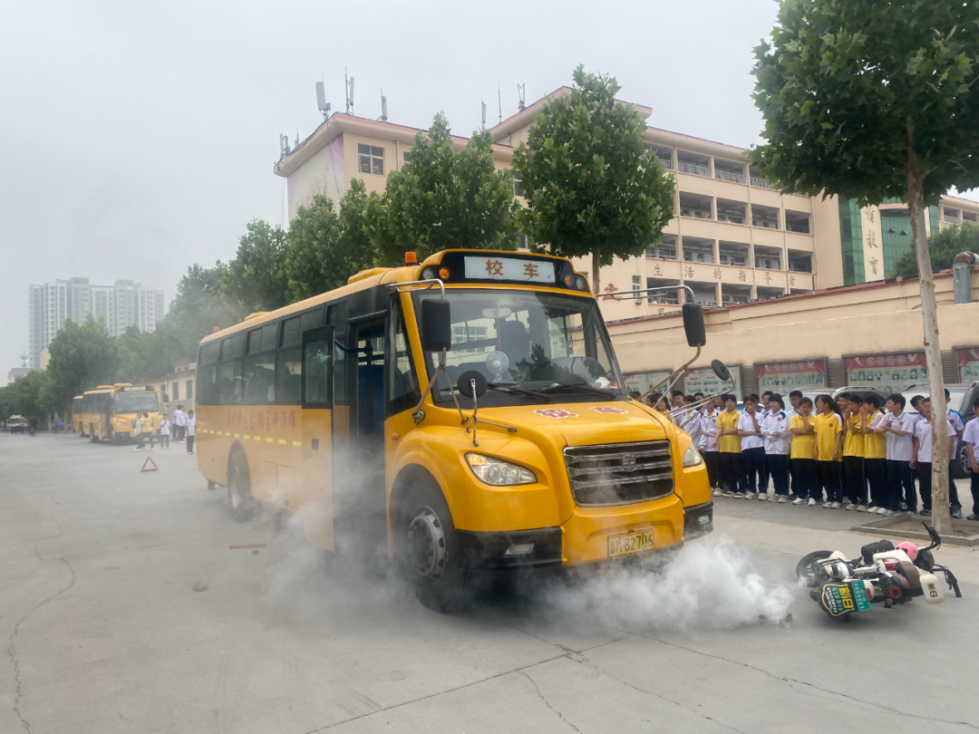 校車應急演練 筑牢安全防線 圖片