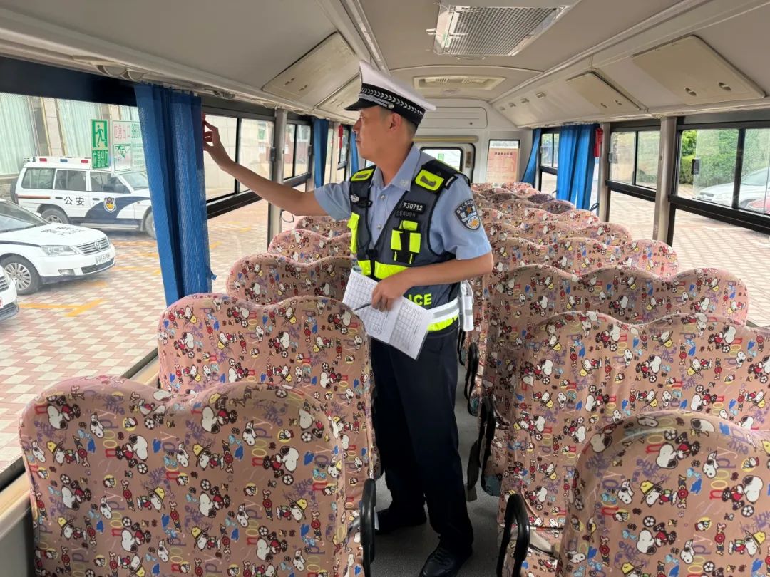 承德交警支隊直屬三大隊對轄區校車進行安全檢查 | 夏季行動 圖片