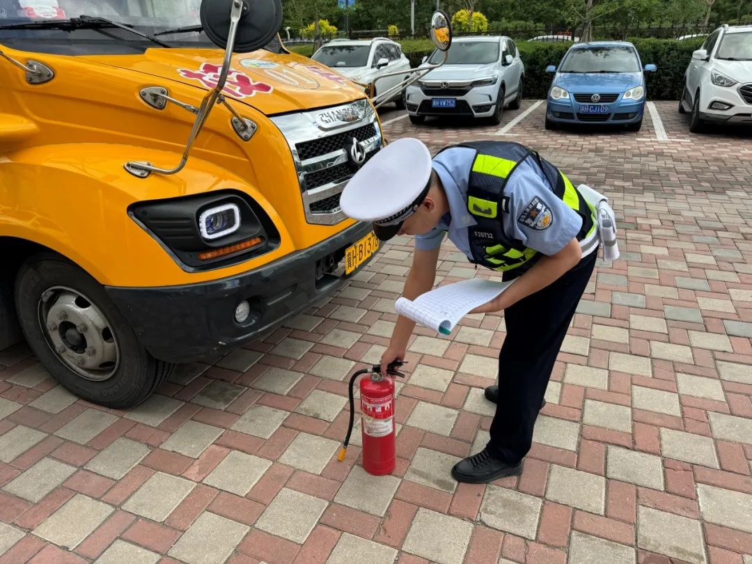 承德交警支隊直屬三大隊對轄區校車進行安全檢查 | 夏季行動 圖片