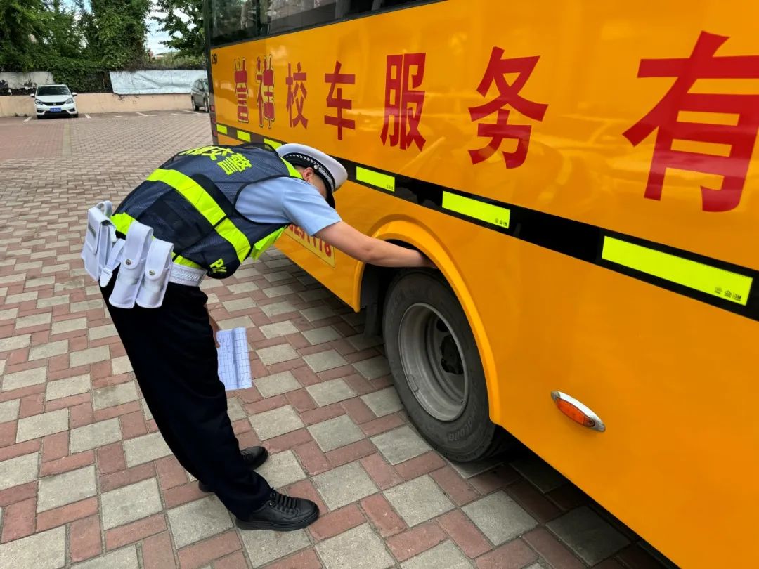 承德交警支隊直屬三大隊對轄區校車進行安全檢查 | 夏季行動 圖片