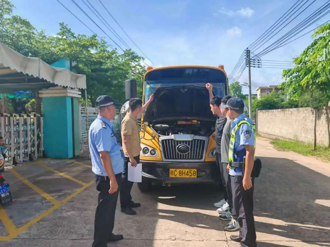 事關孩子們的出行安全！萬寧公安交警聯合多部門開展校車安全檢查