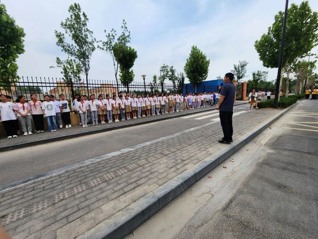 為愛護航 安全“童”行——稼軒小學開展校車疏散逃生應急演練活動