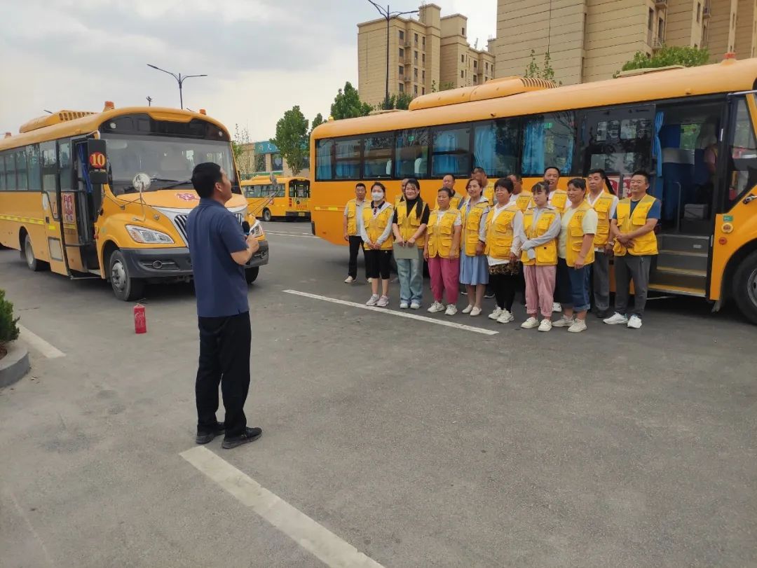 為愛護航 安全“童”行——稼軒小學開展校車疏散逃生應急演練活動