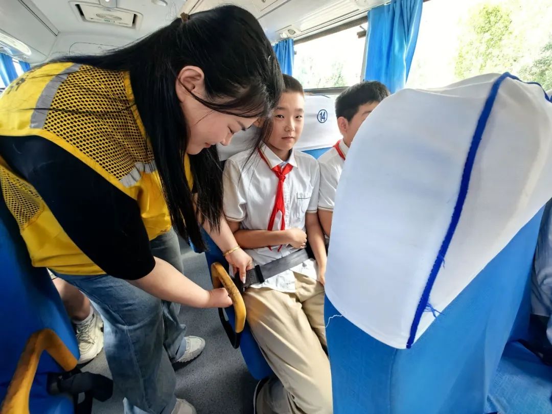 為愛護航 安全“童”行——稼軒小學開展校車疏散逃生應急演練活動