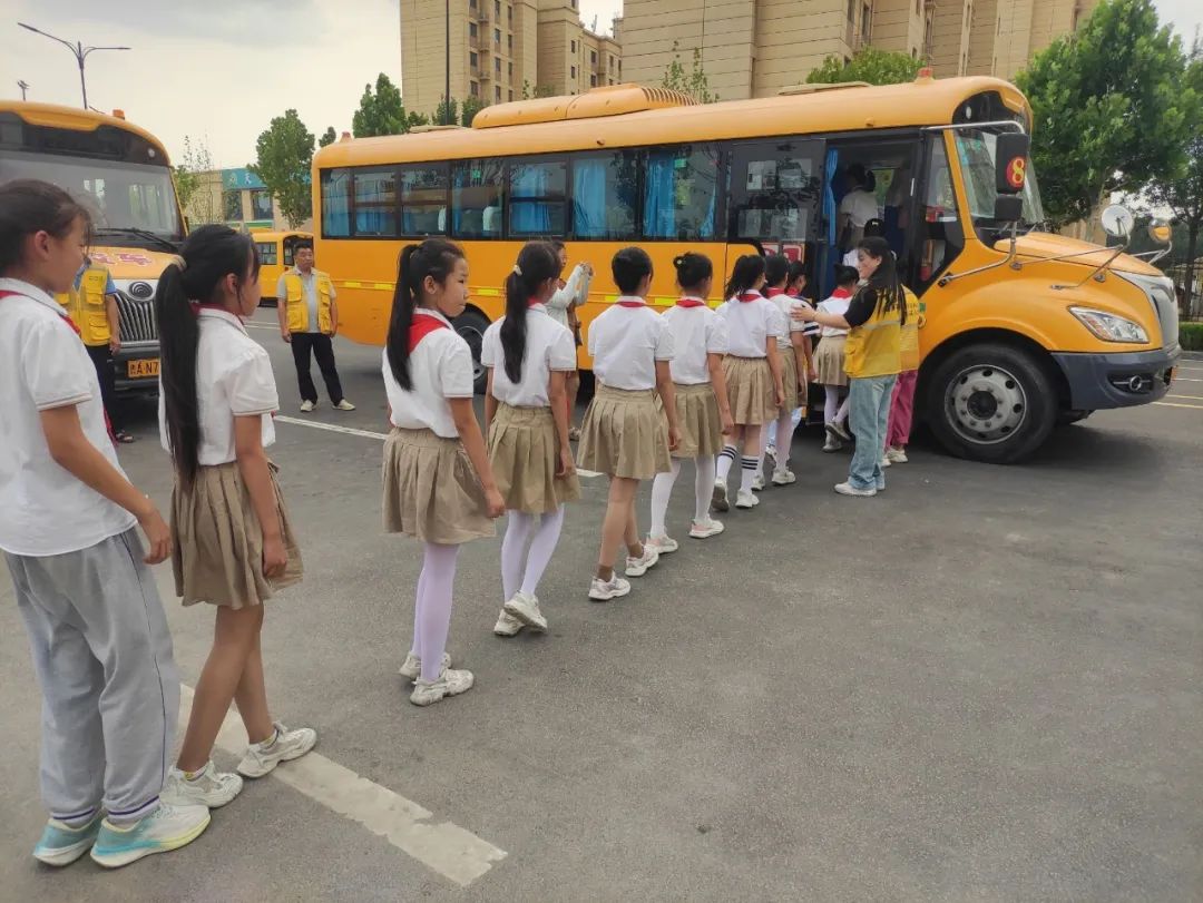 為愛護航 安全“童”行——稼軒小學開展校車疏散逃生應急演練活動