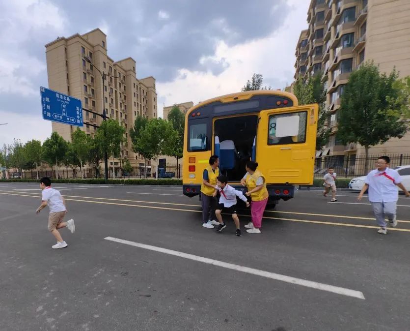 為愛護航 安全“童”行——稼軒小學開展校車疏散逃生應急演練活動