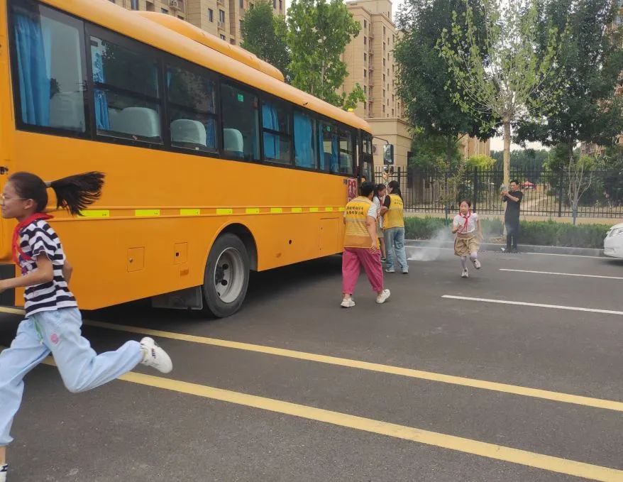 為愛護航 安全“童”行——稼軒小學開展校車疏散逃生應急演練活動
