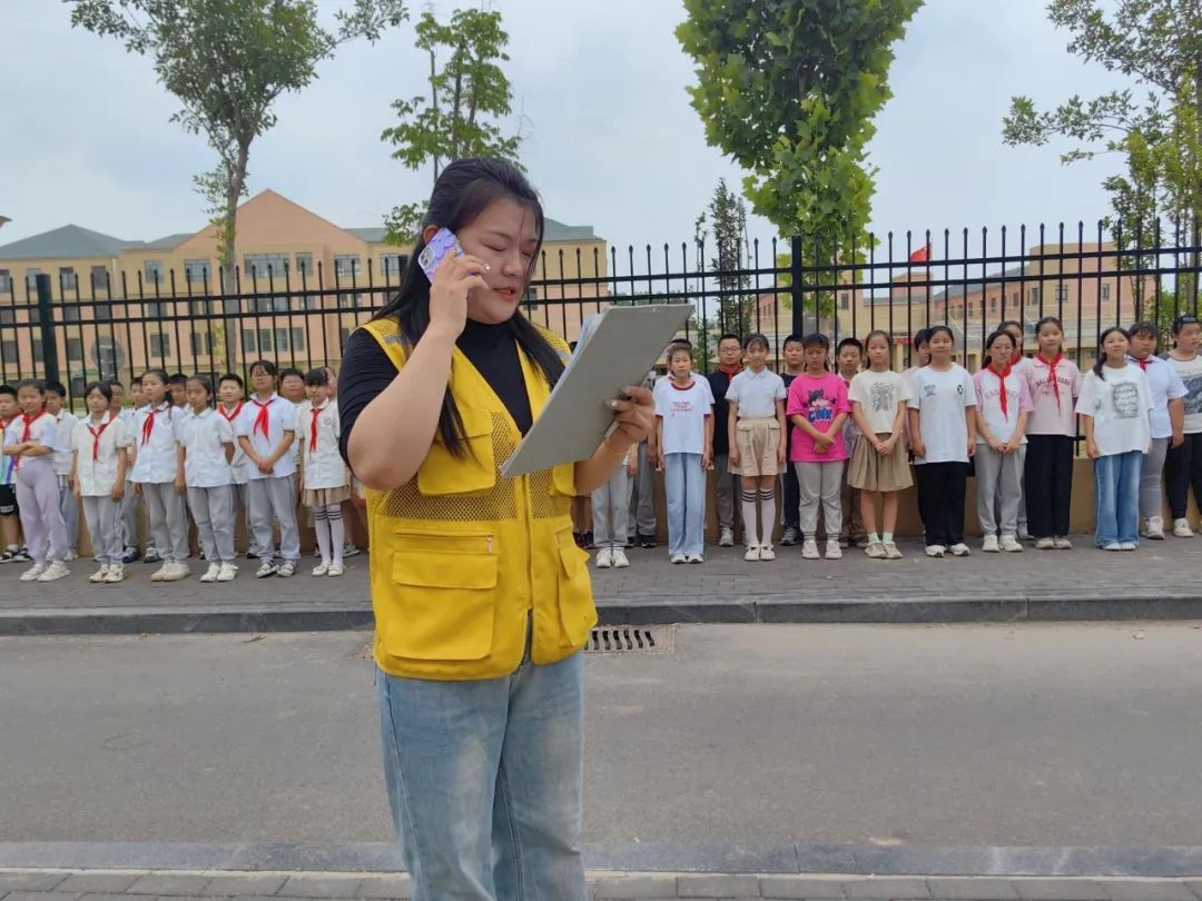 為愛護航 安全“童”行——稼軒小學開展校車疏散逃生應急演練活動