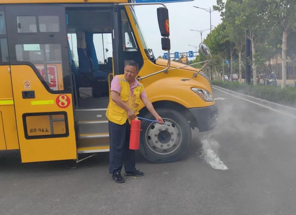 為愛護航 安全“童”行——稼軒小學開展校車疏散逃生應急演練活動