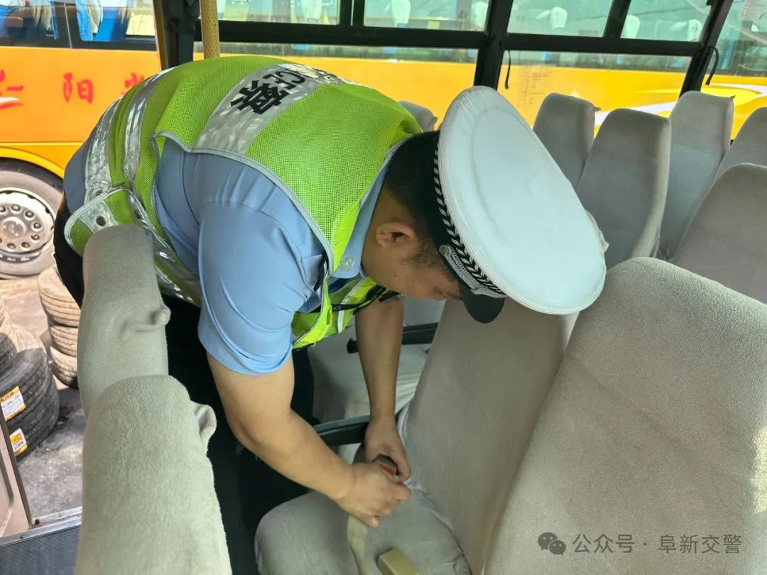 阜新海州交警對轄區校車進行安全檢查