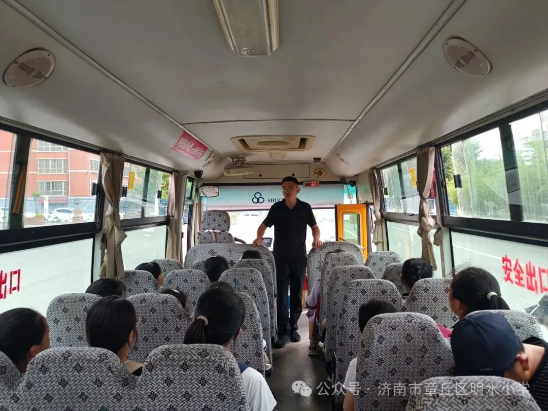 章丘區明水小學組織校車事故緊急疏散演練