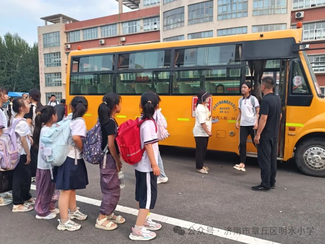 章丘區明水小學組織校車事故緊急疏散演練