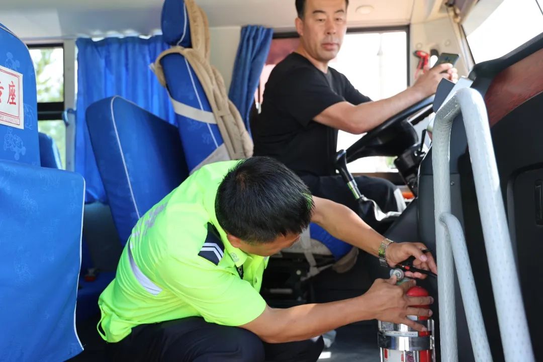 開學季 | 白城交巡警全力守護新學期校車安全 圖片