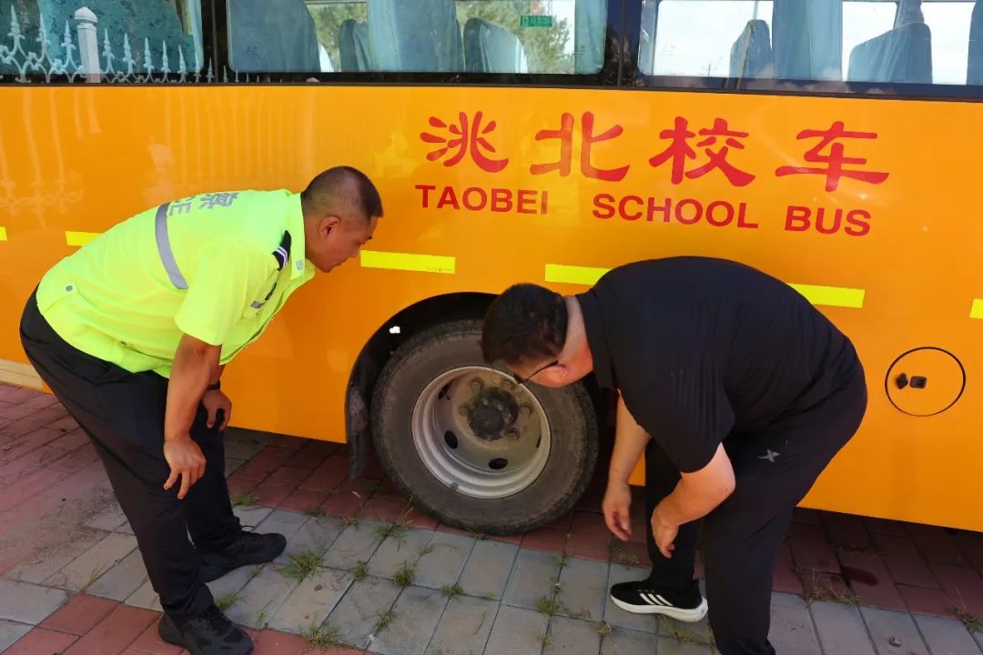 開學季 | 白城交巡警全力守護新學期校車安全 圖片