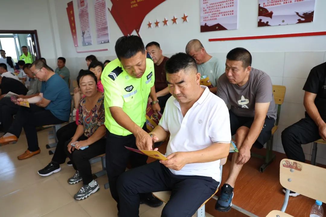 開學季 | 白城交巡警全力守護新學期校車安全 圖片