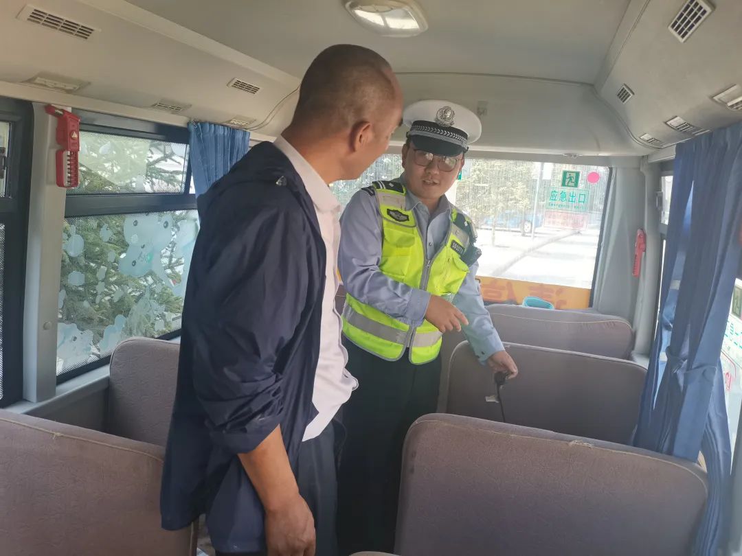 【開(kāi)學(xué)季】臨潭公安交警開(kāi)展校車(chē)安全檢查 圖片