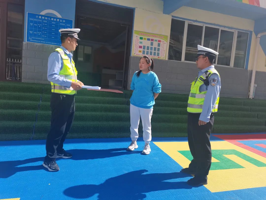 【開(kāi)學(xué)季】臨潭公安交警開(kāi)展校車(chē)安全檢查 圖片